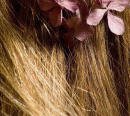 Blond vlasy s květinou - I vlasy vás můžou katapultovat do přítomného okamžiku