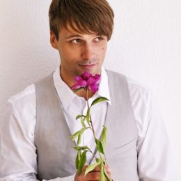 Atraktivní můž může nosit květiny právě vám