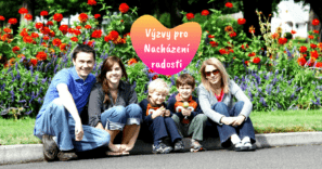 radostni lide u rozkvetlych ruzi - vyzvy pro Nachazeni radosti