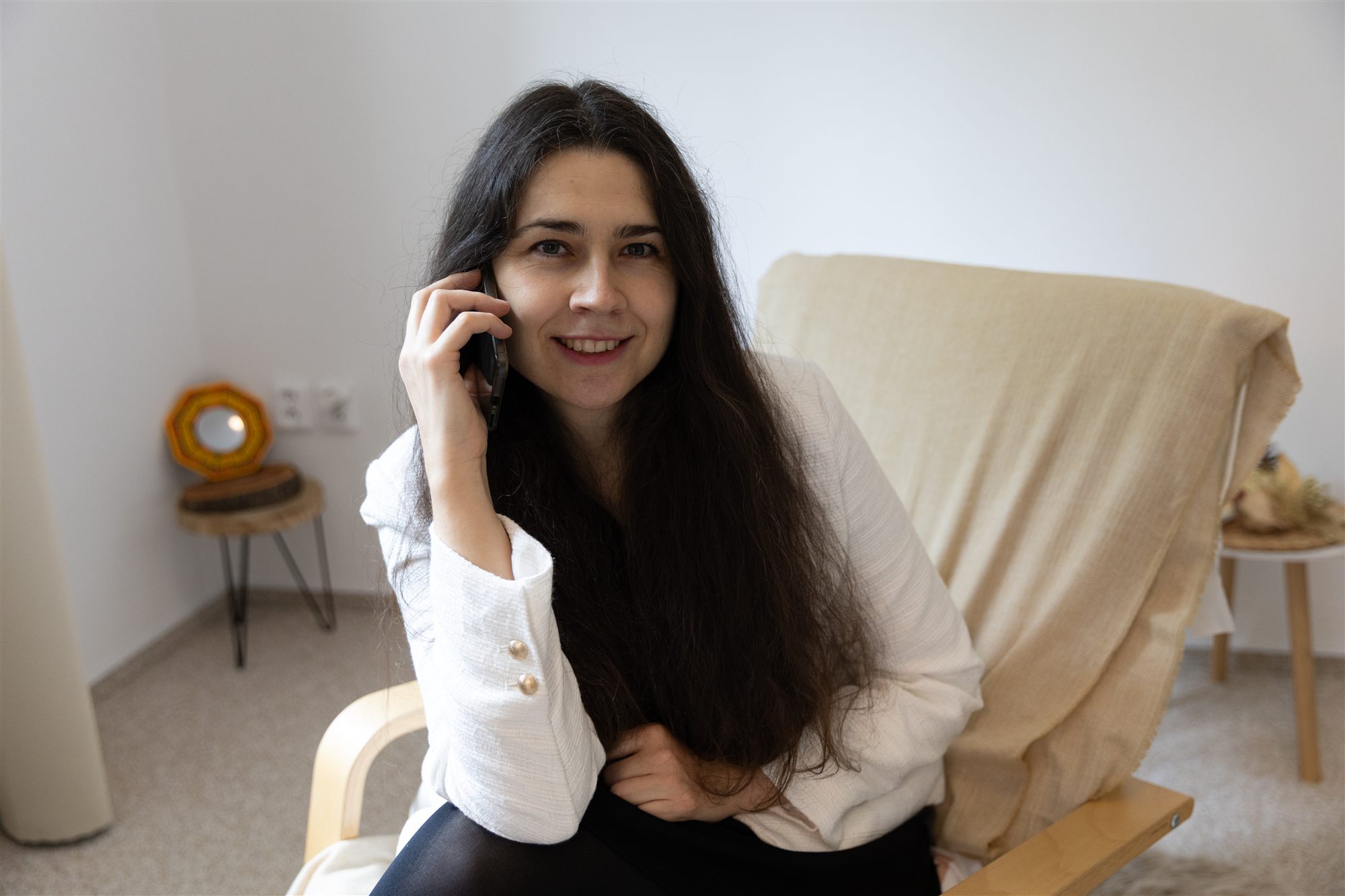 Daniela z Nacházení s úsměvem telefonuje v křesle
